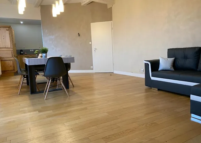 Διαμέρισμα Historical Town Center Spacious Flat